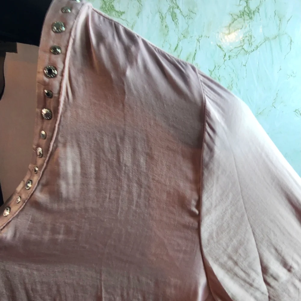 CARMEN MARC VALVO Beautiful Pink Vneck Blouse